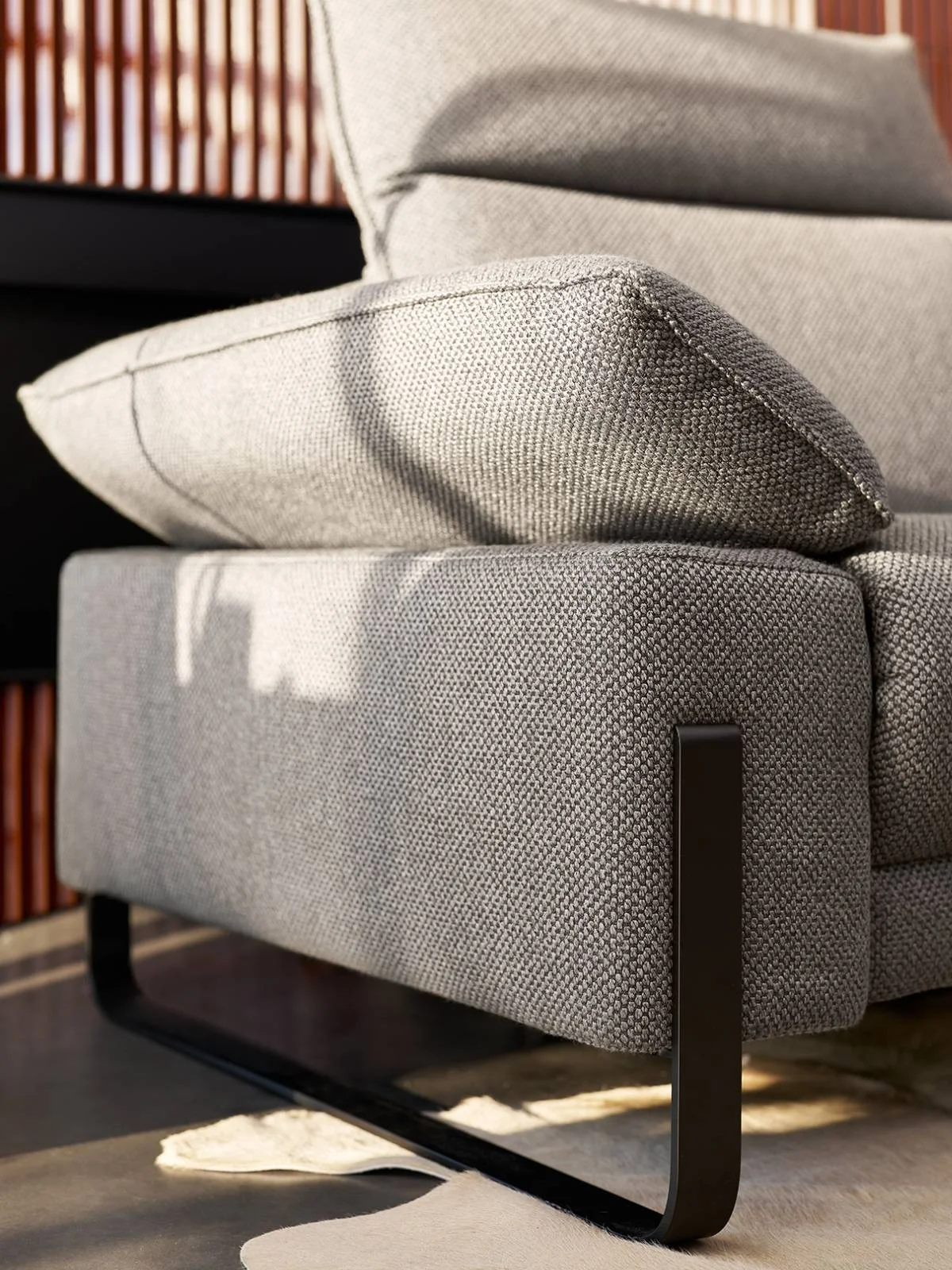 rom1961_SERENO_Ecksofa_Stoff_grau_Detail_Armlehne